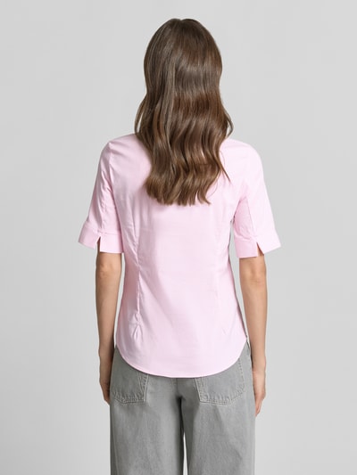Frauenmodel trägt Hemdbluse im Halbarm-Design von More & More in zartem Rosa, taillierte Passform, glatte Struktur, Ganzkörperansicht Rückansicht.
