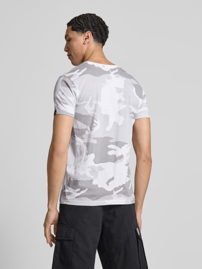 Męski t-shirt z nadrukiem z logo od Alpha Industries, prosty krój, bawełna, okrągły dekolt, długość tyłu 70 cm w rozmiarze M. Ganzkörperansicht Rückansicht