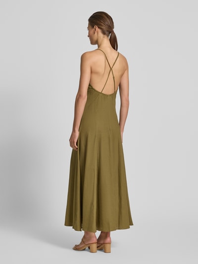 Frauenmodel trägt Regular Fit Leinenkleid mit Viskose-Anteil von Rinascimento in Khaki, Maxilänge, Spaghettiträger, glatte Textur, Ganzkörperansicht Rückansicht.