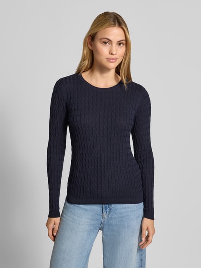 Frauenmodel trägt Slim Fit Strickpullover mit Zopfmuster von Christian Berg Woman, dunkelblau, Baumwoll-Mix, Ganzkörperansicht von vorne.