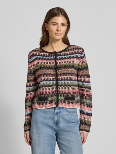 Frauenmodel trägt Strickjacke mit Rundhalsausschnitt von Oui aus Baumwoll-Mix mit Viskose-Anteil, Regular-Fit, Ziertaschen, Knopfleiste, bunte Streifen, Ganzkörperansicht von vorne.