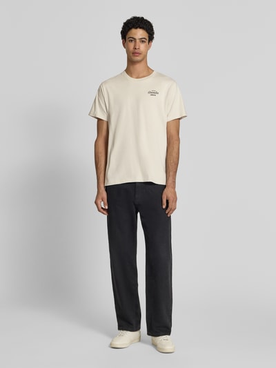 Männermodel trägt Relaxed Fit T-Shirt aus reiner Baumwolle von Levi's®, Optik: Unifarben, Label-Schriftzug, Ganzkörperansicht von vorne.