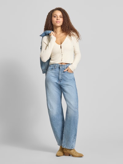 Frauenmodel trägt Regular Fit Strickjacke mit Perl-Optik-Knöpfen Modell 'RICA LIFE' von ONLY, Optik: Unifarben, Passform: Regular-Fit, Verschluss: einreihige Knopfleiste, Ausschnitt: V-Ausschnitt, Ärmelform: Langarm, Materialverarbeitung: Rippstrick, Ganzkörperansicht von vorne.