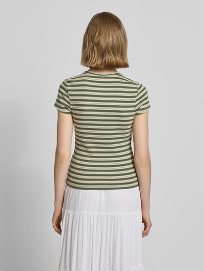 Vrouwenmodel draagt T-Shirt met Rundhalsausschnitt van REVIEW in fijn geribde katoen-elastaanmix, nauwsluitende fit, achterkant, geheel rugaanzicht.