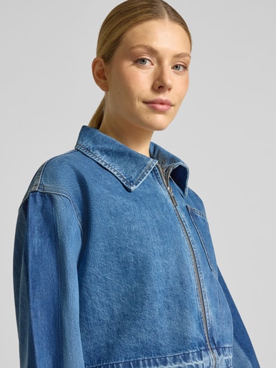 Vrouwenmodel draagt jeansjack met viscose, materiaalmix, recht model, platte kraag, ritssluiting, SUNCOO PARIS DENZEL, Nahaufnahme bovenlichaam