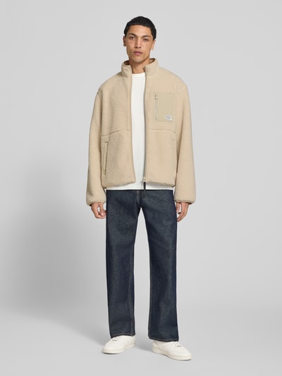 Männermodel trägt Regular Fit Teddy- / Webpelzjacke mit Brustleistentaschen von Marc O'Polo DENIM in Beige, weiche Textur, Ganzkörperansicht von vorne.