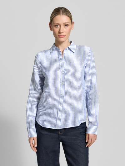 Frauenmodel trägt Regular Fit Leinenbluse mit Hemdblusenkragen und Label-Stitching von Gant, feine blau-weiße Streifen, Reines Leinen, Damen, Ganzkörperansicht von vorne.