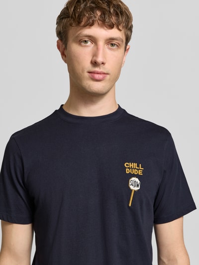 Mannelijk model draagt Regular Fit T-Shirt met Statement-Stitching model 'Kameron' van Blend in donkerblauw katoen, ronde hals, motiefstiksel, heren t-shirt, detailopname bovenlichaam.