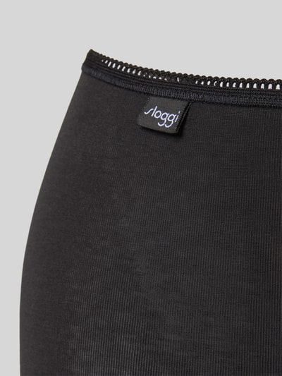Frauenmodel trägt Slip mit Label-Detail und elastischem Bund von Sloggi, schwarze High-Waist-Passform, Baumwoll-Elasthan-Mix, Nahaufnahme Oberkörper.