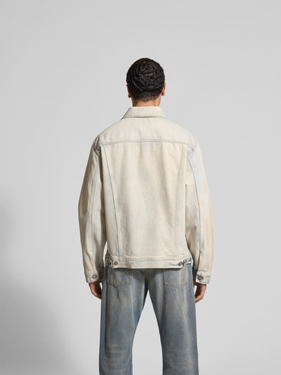 Männermodel trägt Jeansjacke mit Umlegekragen von MM6 Maison Margiela, Reine Baumwolle, Regular-Fit, Rückenlänge 68 cm, Ganzkörperansicht Rückansicht.
