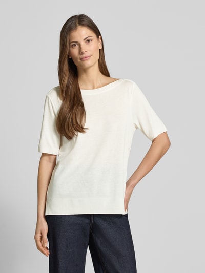Kobiece modelka nosi Regular Fit T-Shirt aus Lyocell-Baumwoll-Mix od Marc O'Polo, efekt: jednolity kolor, drobny splot, dekolt w łódkę, krótki rękaw, prążkowane zakończenia, mieszanka lyocellu i bawełny, damski t-shirt, Ganzkörperansicht von vorne.