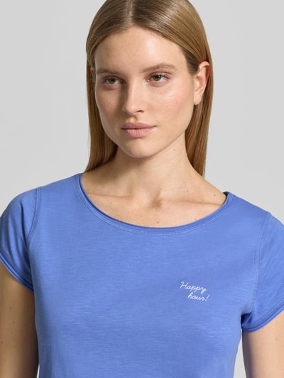 Frauenmodel trägt T-Shirt mit Stitching und Rundhalsausschnitt von Christian Berg Woman aus reiner Baumwolle, Nahaufnahme Oberkörper.