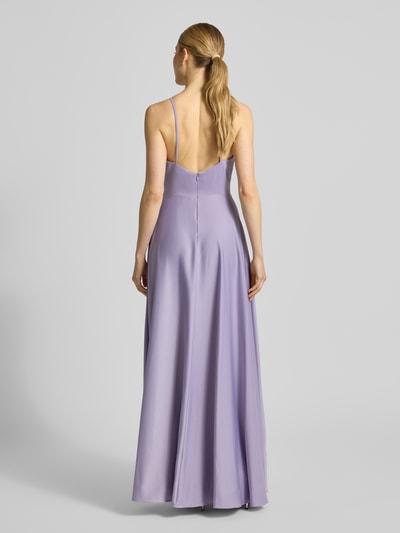 Modelka kobieca ma na sobie Abendkleid aus Satin mit Raffungen od Laona, satyna, krój slim fit, marszczenia, zamek kryty, cienkie ramiączka, długość pleców w rozmiarze 36: 145 cm, szerokość w rozmiarze 36: 34 cm, widok całej sylwetki z tyłu