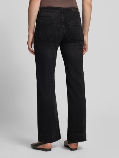 Frauenmodel trägt Wide Fit Jeans mit Eingrifftaschen von Christian Berg Woman in Schwarz, lockere Passform, Ganzkörperansicht Rückansicht.