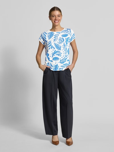 Frauenmodel trägt Relaxed Fit T-Shirt aus Lyocell-Mix Modell 'AVA' von Vero Moda, Optik:Allover-Muster, Blattmuster, Jersey, Ganzkörperansicht von vorne.