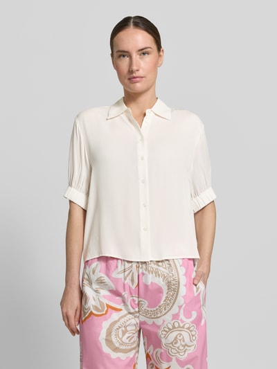 Frauenmodel trägt Regular Fit Bluse aus Viskose mit 1/2-Arm von Emily Van den Bergh, Reine Viskose, Hemdblusenkragen, Knopfleiste, Vorderansicht, Nahaufnahme Oberkörper.