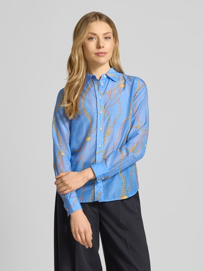 Frauenmodel trägt Bluse mit Seide-Anteil und Kentkragen von Gant, Damen, Regular-Fit, Baumwoll-Mix, Knopfleiste, Sportmanschetten, abgerundeter Saum, Rückenlänge 68 cm, Ärmellänge 61 cm, Ganzkörperansicht von vorne.