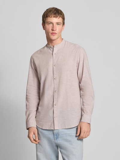 Męski model nosi Regular Fit Freizeithemd aus Baumwoll-Leinen-Mix od Jack & Jones, jasnoróżowy, krój regular fit, model 'SUMMER LINEN BLEND', stójka, bawełniano-lniana tkanina o delikatnej fakturze, guziki, długość tyłu 75 cm, szerokość ramion 46 cm, długość rękawa 65 cm, widok całej sylwetki od przodu.