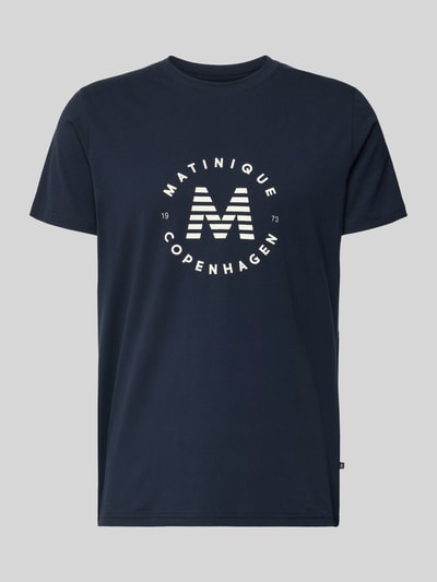 Produktfoto, dunkelblaues T-Shirt mit Label-Print Modell 'Jeramy' von Matinique, Baumwoll-Elasthan-Mix, gerader Schnitt, Rundhalsausschnitt
