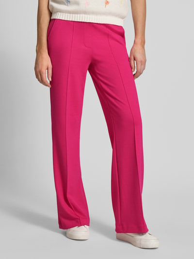 Frauenmodel trägt Flared Cut Hose mit elastischem Bund von Smith and Soul aus Material-Mix mit Viskose-Anteil und Längsnähten, Nahaufnahme Unterkörper.