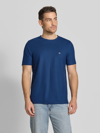 Męski model nosi Regular Fit T-Shirt mit Logo-Stitching von Fynch-Hatton, bawełna, okrągły dekolt, kolor niebieski, Ganzkörperansicht von vorne