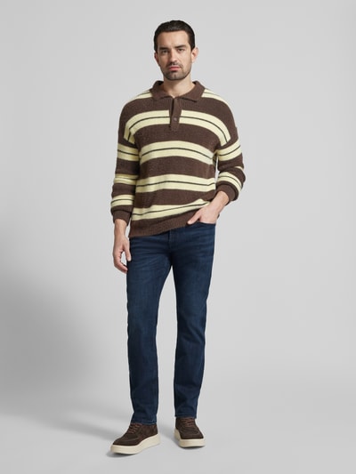 Männermodel trägt Modern Fit Jeans mit Steekzakken Modell 'Mitch' van JOOP!, katoenmix met stretch, donkerblauw, labeldetail, ganze lichaamsvooraanzicht.