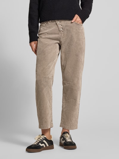 Kobiece modelka nosi beżowe spodnie Relaxed Fit Cordhose aus Baumwoll-Mix Modell 'Malibu' von Buena Vista, z przodu, zbliżenie na nogi