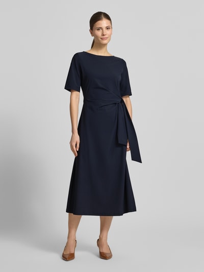 Vrouwenmodel draagt Midikleid mit Knotendetail van Milano Italy in donkerblauw, materiaalmix met stretch, getailleerd model, ronde hals, ruglengte maat 36: 44 cm, borstwijdte maat 36: 33 cm, mouwlengte maat 36: 29 cm, gladde stof, Ganzkörperansicht van voren.