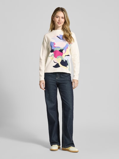 Modelka nosi Sweter z dzianiny z mieszanki wiskozy z motywem, krój relaxed fit, obniżone ramiona, Christian Berg Woman, długość tyłu 57 cm, długość rękawów 57 cm, widok całej sylwetki z przodu.