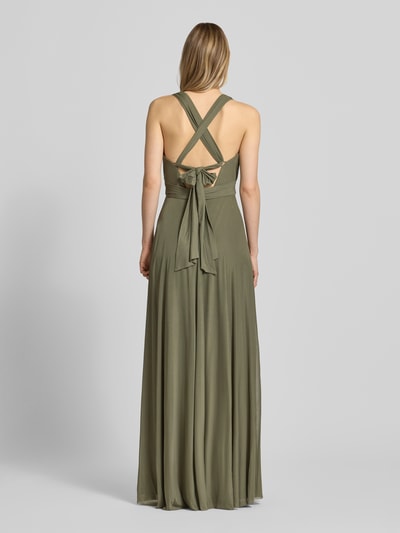 Modelka kobieca nosi Maxikleid mit V-Ausschnitt und Taillenband von Jake*s Cocktail, oliwkowa zieleń, materiał z domieszką stretchu, krój taliowany, długość tyłu w rozmiarze 36: 130 cm, szerokość w rozmiarze 36: 29 cm, widok całej sylwetki od tyłu
