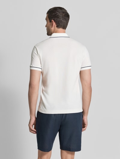 Männermodel trägt regular fit poloshirt aus katoenmix model 'CHEMISE' van Lacoste in wit met donkere randen, Heren poloshirt, Ganzkörperansicht Rückansicht.