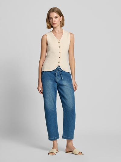 Frauenmodel trägt Jeans mit Eingrifftaschen und Bindegürtel von Buena Vista, Baumwoll-Mix, Straight Fit, blaue Farbe, Ganzkörperansicht von vorne.