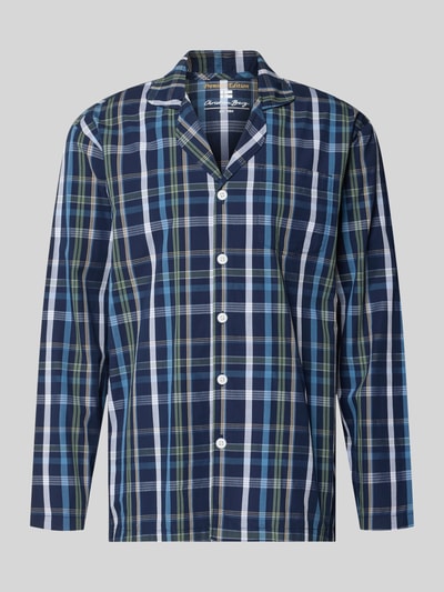 Produktfoto, Pyjama-Oberteil aus reiner Baumwolle von Christian Berg Men, kariertes Muster in Blau-, Weiß- und Grüntönen, Regular Fit, Reverskragen, durchgehende Knopfleiste, aufgesetzte Brusttasche, langärmliges Design