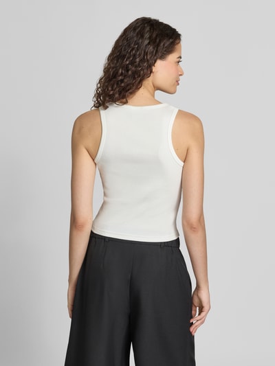 Kobiece modelka nosi Slim Fit Top aus Baumwolle-Mix mit Logo-Print od oni w kolorze białym, mieszanka bawełny, krój slim fit, nadruk z logo, Listwa guzikowa, Długość tyłu w rozmiarze S: 44 cm, całkowite ujęcie z tyłu.