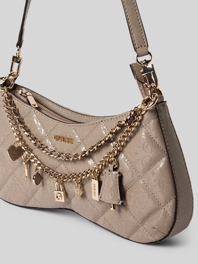 Produktfoto, Shoulder Bag mit Logo-Detail Modell 'Libby' von GUESS, imitacja skóry, detal z logo, ozdobny detal, szerokość w rozmiarze 1: 30 cm, długość w rozmiarze 1: 16 cm, głębokość w rozmiarze 1: 5 cm, długość paska na ramię w rozmiarze 1: 55 cm, główna przegroda z zamkiem błyskawicznym, odpinany pasek na ramię, beżowe odcienie, prostokątne kształty, błyszcząca faktura.