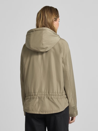 Vrouwenmodel draagt Jacke mit Zweiwege-Reißverschluss van Fuchs Schmitt in regular fit met capuchon en ritszakken, rugaanzicht.