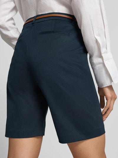 Vrouwenmodel draagt Bermudas met riem model 'Days' van b.young, mix van katoen en elastaan, regular fit, detailopname rugaanzicht.