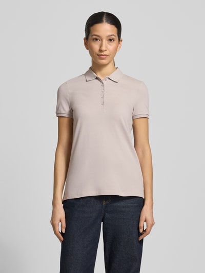 Vrouwenmodel draagt Slim Fit Poloshirt met knoopsluiting van Christian Berg Woman, mix van katoen en elastaan, zijsplitten, ruglengte bij maat S 62 cm, slim fit, lichte kleur, gladde textuur, eenvoudige vormen, voorkant volledig zichtbaar, geheellichaamsaanzicht van voren.