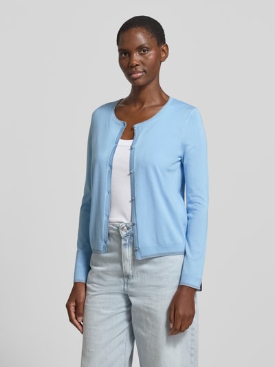 Frauenmodel trägt Slim Fit Cardigan aus Viskose-Mix in Strick-Optik von Liu Jo White in Hellblau mit Rundhalsausschnitt, Knopfleiste, elastische Abschlüsse, Ganzkörperansicht von vorne. Rückenlänge bei Größe S: 44 cm, Ärmellänge: 60 cm.