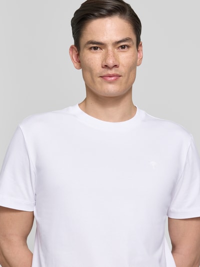 Männermodel trägt T-Shirt mit Rundhalsausschnitt Modell 'Carlonito' von JOOP! Collection in Weiß, Baumwoll-Mix, Nahaufnahme Oberkörper.