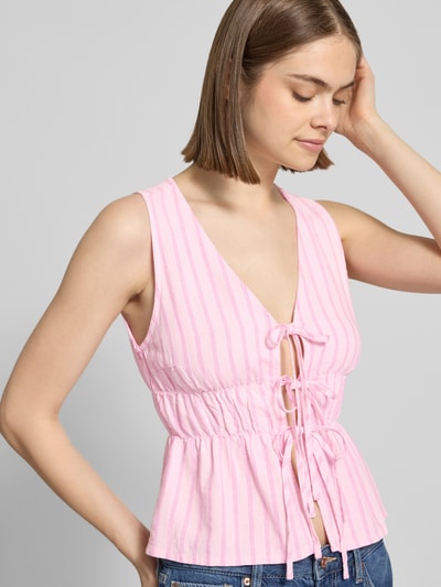 Frauenmodel trägt Top aus Viskose-Leinen-Mix Modell 'ALMIRA' von JJXX in Rosa mit weißen Streifen, Schnürung, Regular-Fit, Nahaufnahme Oberkörper. Rückenlänge bei Größe S: 50 cm.
