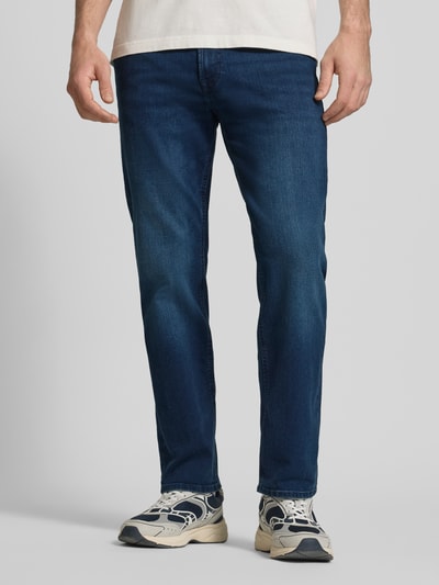 Mannenmodel draagt Straight Fit Jeans uit katoenmix Model 'CLARK ORIGINAL' van JACK & JONES in blauw, 5-pocketmodel, knoop- en ritssluiting, bandwijdte 43 cm, binnenbeenlengte 75 cm, voorkant volledige lichaamsweergave.