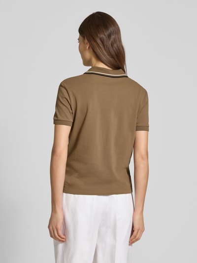 Frauenmodel trägt Regular Fit Poloshirt mit V-Ausschnitt und Kontraststreifen von Jake*s Collection aus reiner Baumwolle, Rückansicht.