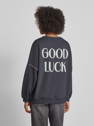 miss goodlife Oversized Sweatshirt mit Statement-Print Modell 'Good Karma' Anthrazit 5