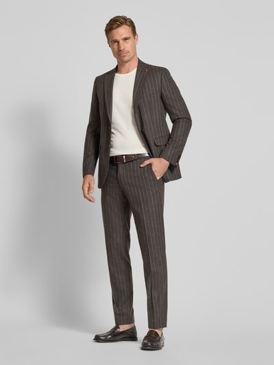 Mannelijk model draagt straight fit Heren pantalon met wol, Bandplooien, knoop- en ritssluiting, Model 'Cole' van CG – CLUB of GENTS, ganzichaam aanzicht van voren.
