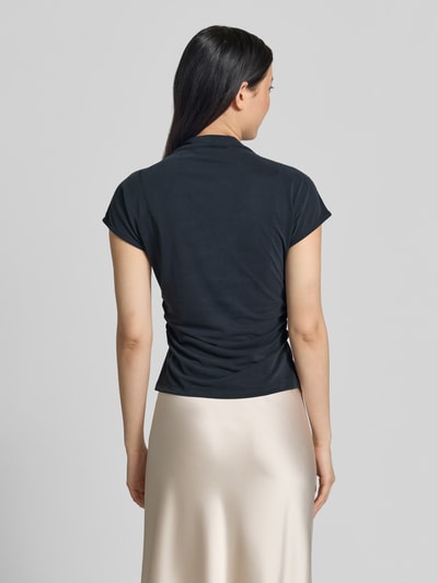 Frauenmodel trägt T-Shirt aus Modal-Mix mit Raffungen von Jake*s Collection in Schwarz, Slim-Fit, Stehkragen, Rückenlänge 63 cm, Ganzkörperansicht Rückansicht.