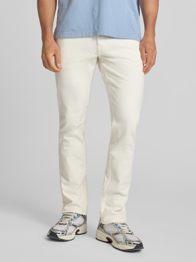 Männermodel trägt Slim Fit Jeans aus Baumwoll-Mix Modell 'SCANTON SLIM' von Tommy Jeans, Optik: Unifarben, 5-Pocket-Design, Ganzkörperansicht von vorne.