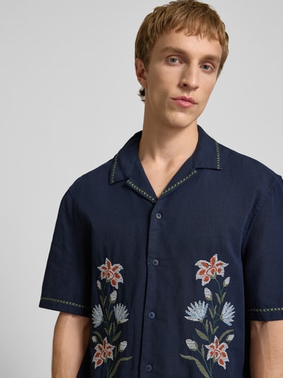 Männermodel trägt Relaxed Fit Freizeithemd mit Motiv-Stitching von REVIEW, dunkelblauer Baumwoll-Mix, Nahaufnahme Oberkörper.