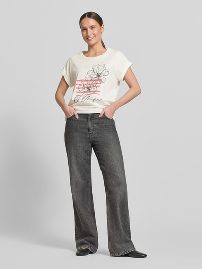 Vrouwenmodel draagt T-shirt met fixeerbare mouwomslag model 'RINA' van Soyaconcept, katoenmix met stretch, rechte fit, ronde hals, printmotief, crèmekleurig, grijze wijde jeans, volledige lichaamsweergave vooraan.