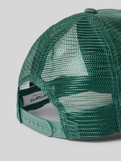 Produktfoto, grüne Herren Trucker Cap mit Mesh-Design, Snapback und Carhartt Work In Progress Logo-Print, Modell 'Cloud Heart'.